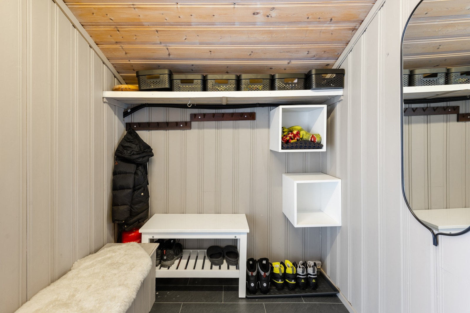 Romslig entré med god plass til å henge fra seg yttertøyet. Galleribilde