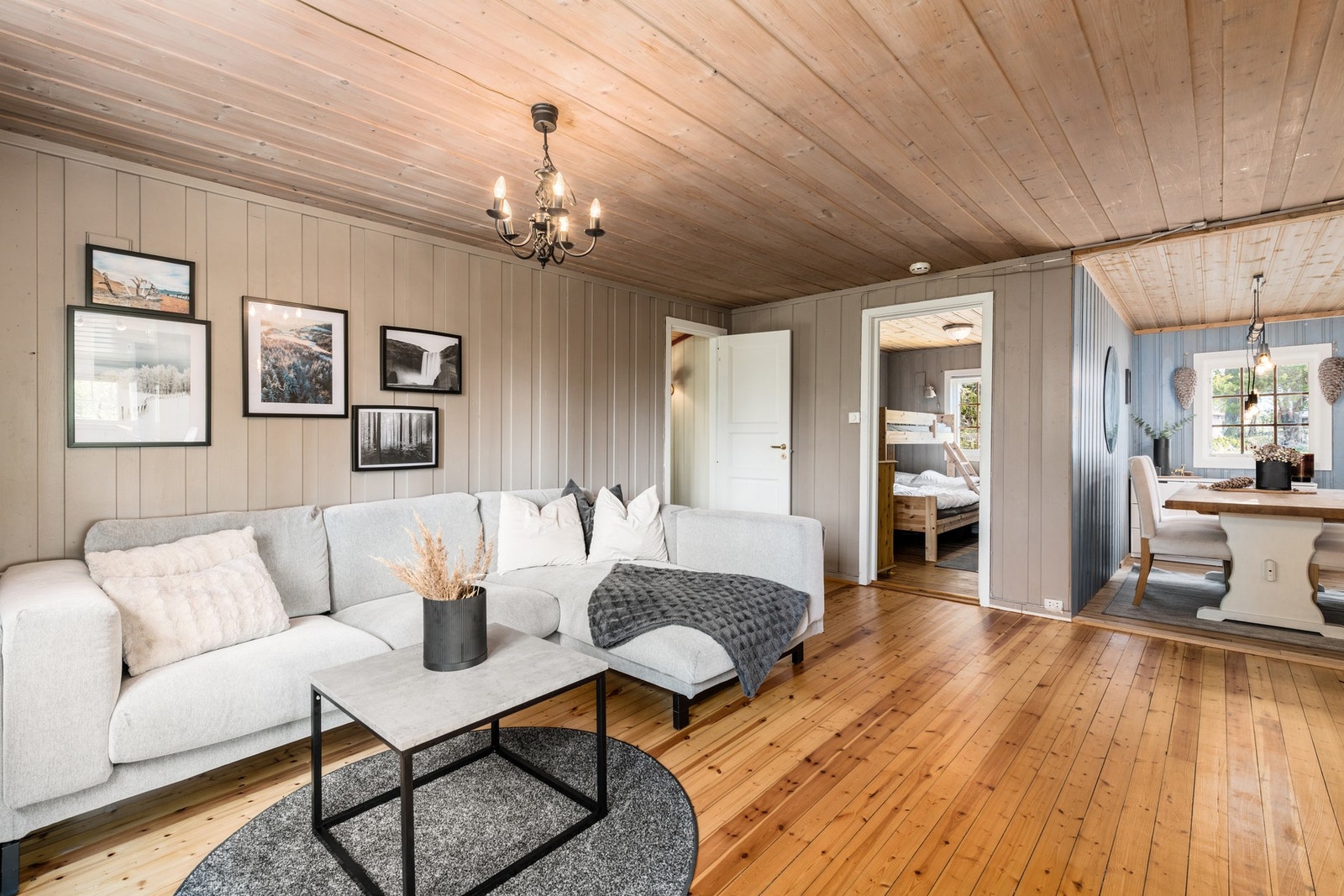 Åpne løsninger med store vindusflater som gir masse naturlig lys. Galleribilde