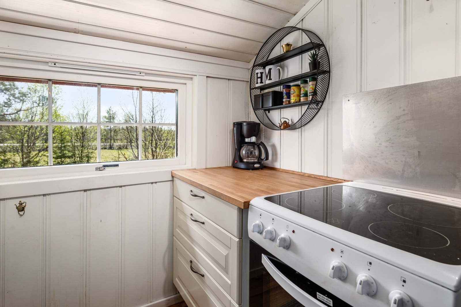 Montert benkeplate i heltre eik, stålplater på vegg ved komfyr. Galleribilde