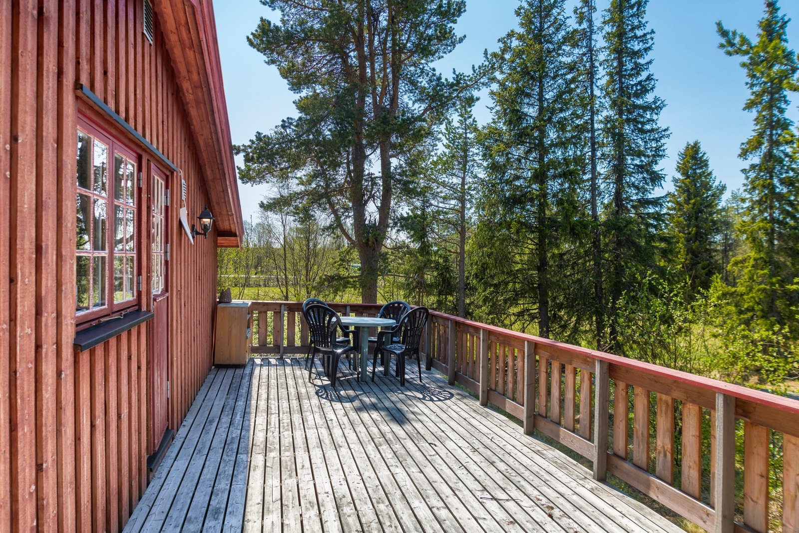Solrik terrasse i naturskjønne omgivelser. Galleribilde