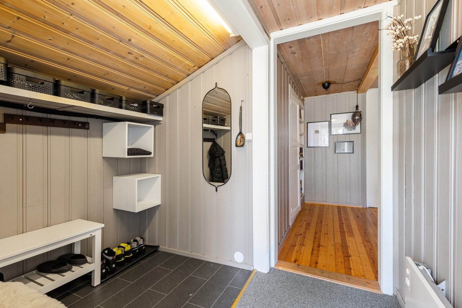 Fra entréen kommer du videre inn til en åpen og lys stue. Galleribilde