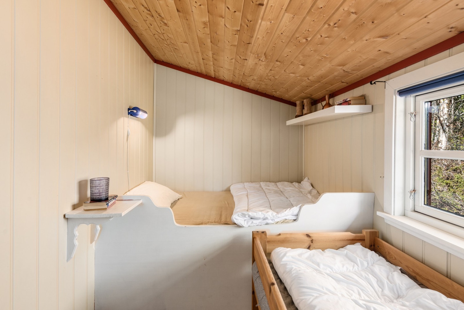Soverom 2 med plassbygget seng. Galleribilde