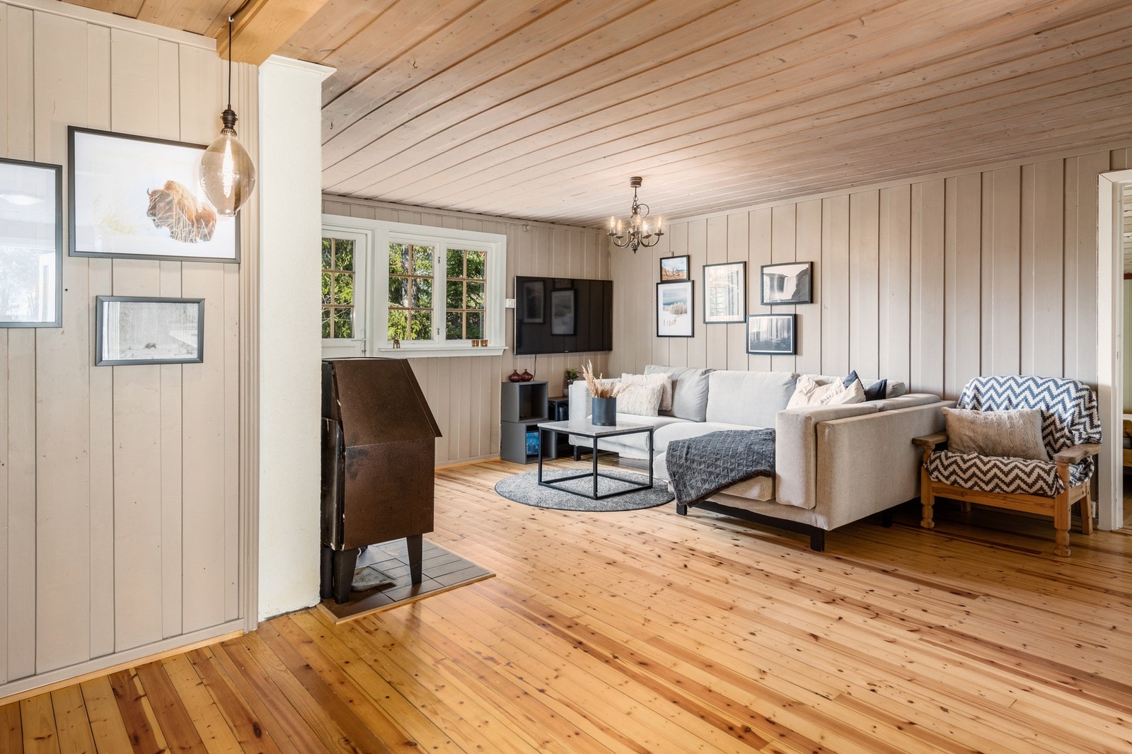 Koselig og lys stue med god plass til sofagruppe og annet ønskelig møblement. Galleribilde