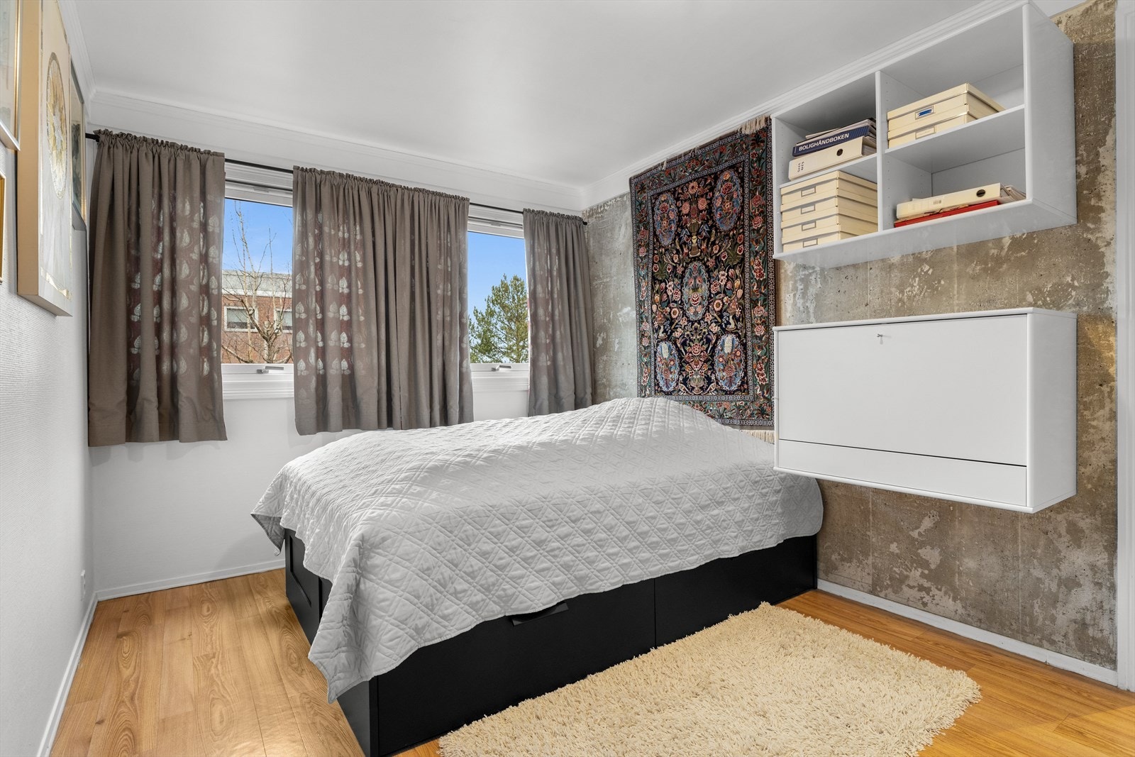 Stort og praktisk hovedsoverom med garderobe/kontorplass i tilknytning. Galleribilde