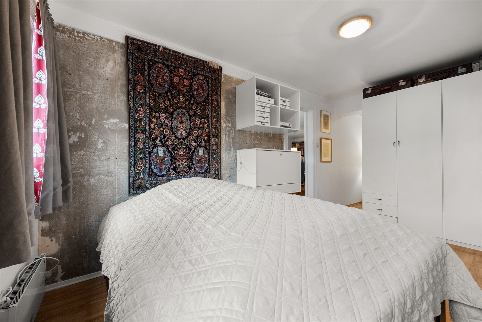 Soverommet har plass til dobbeltseng, og det er montert garderobeskap som gir et naturlig skille mellom sonene. Galleribilde