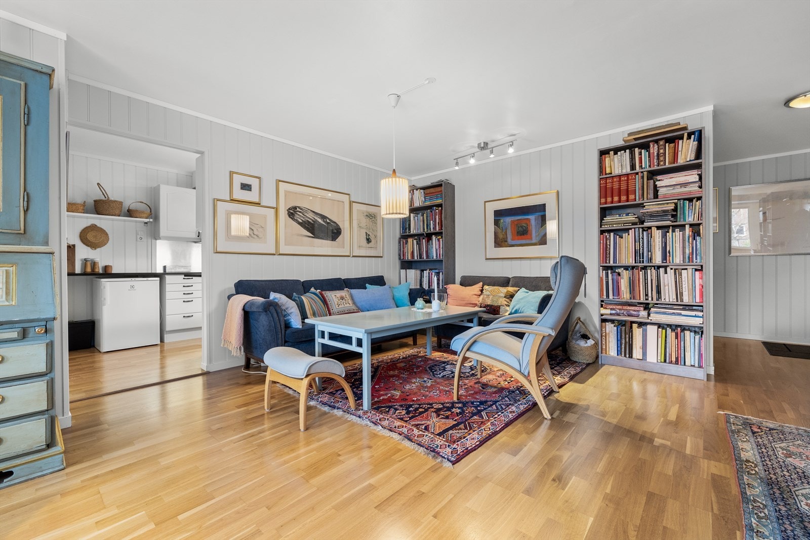 God planløsning med delvis åpent rom mellom stue og kjøkken. Galleribilde