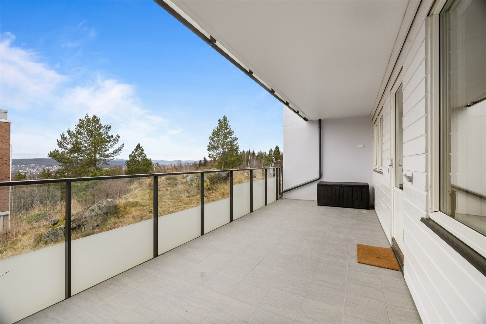 Overbygd og skjermet med levegg mor naboer, med åpen og langstrakt utsikt. Galleribilde