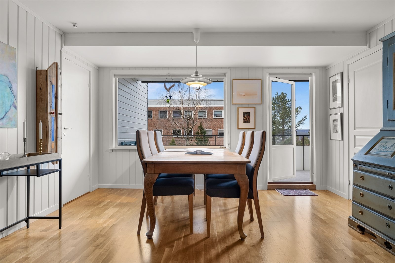 Fra stuen er det utgang til stor og solrik terrasse. Galleribilde