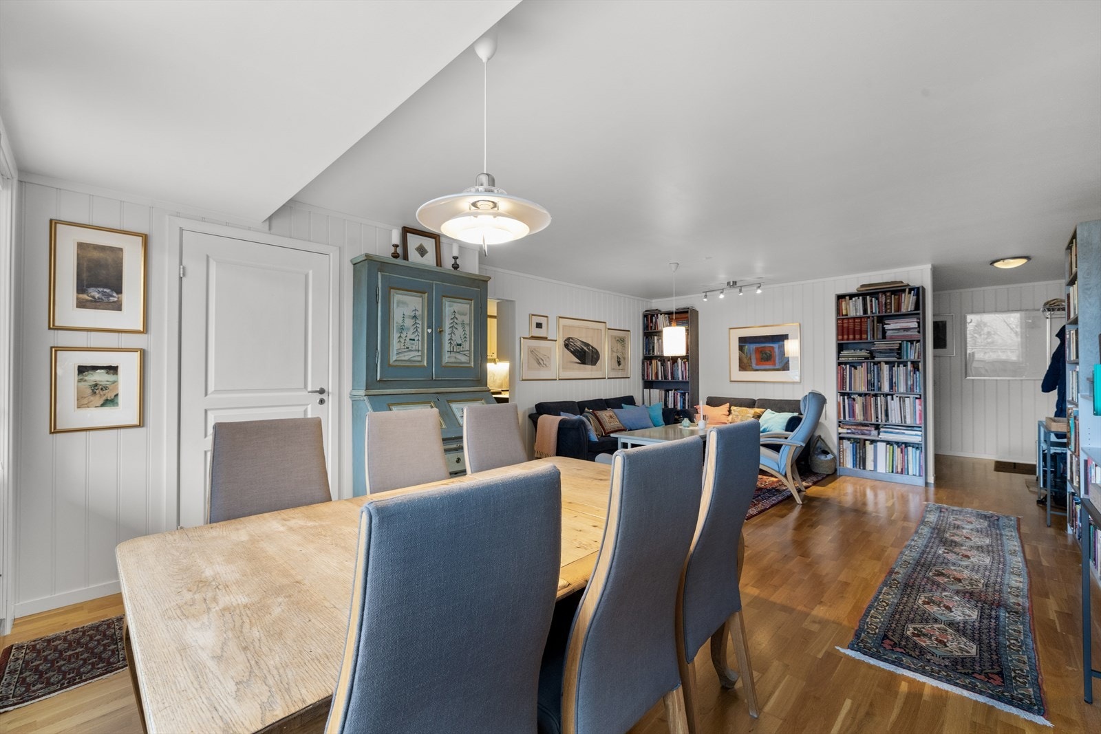 Det er plass til sofakrok og spisebord. Galleribilde