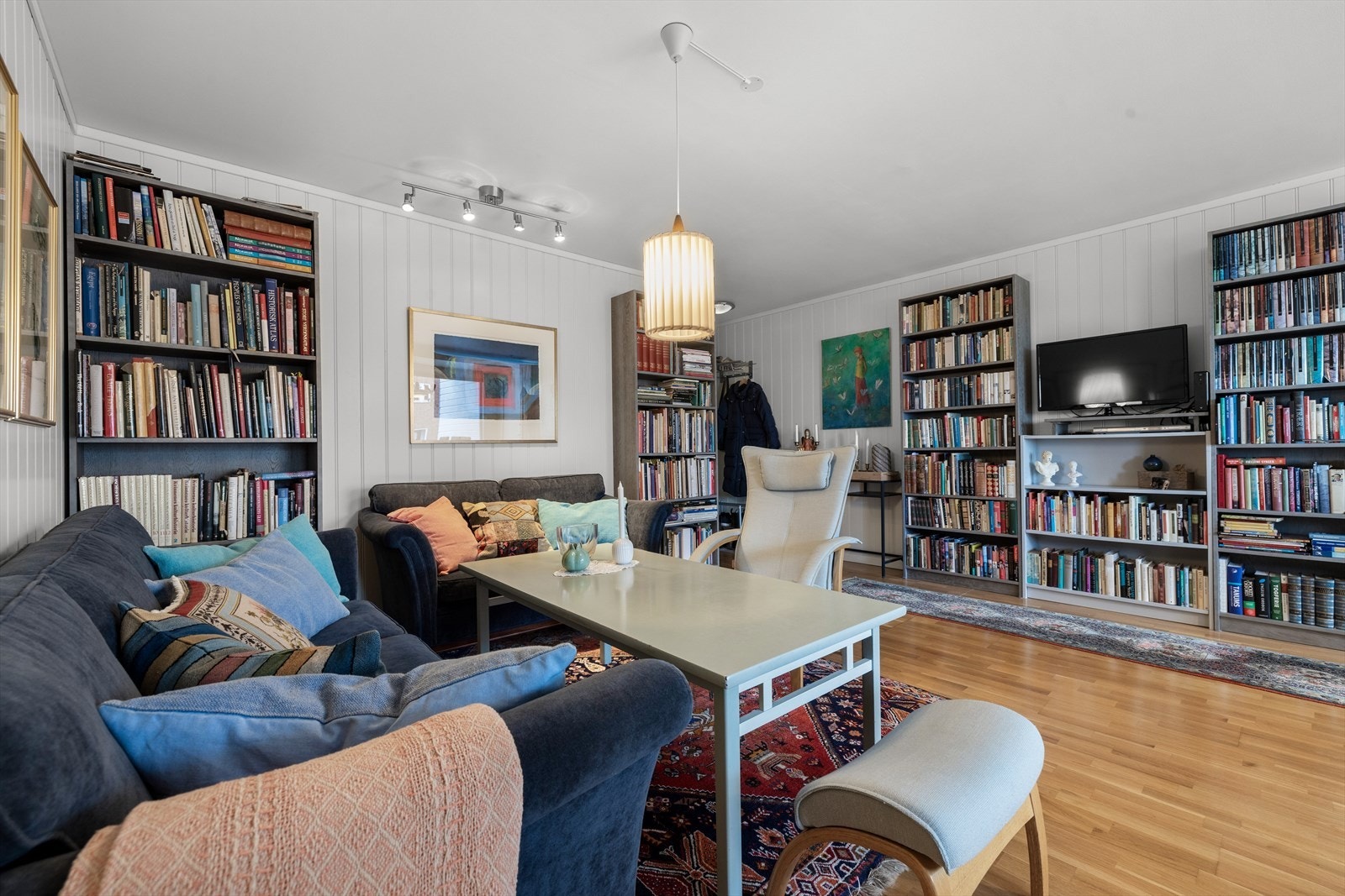 Romslig oppholdsrom som gir flere møbleringsmuligheter. Galleribilde