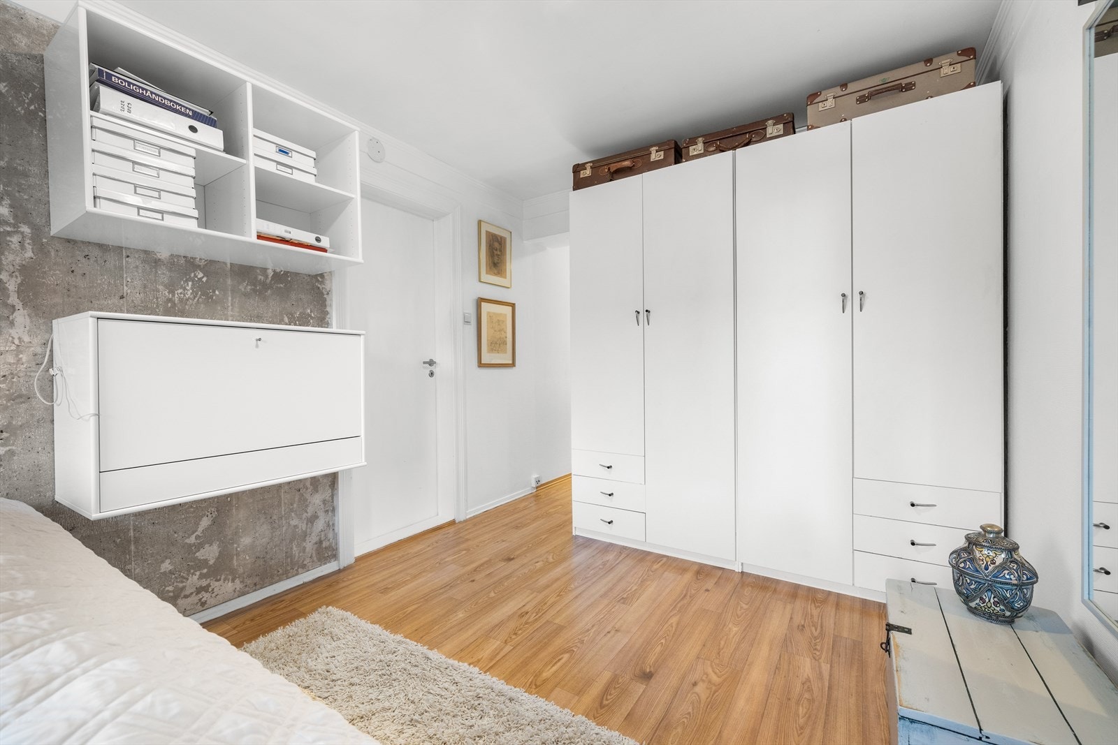 Bak veggen er det etablert eget garderoberom eller kontorplass - alt etter ditt behov. Galleribilde