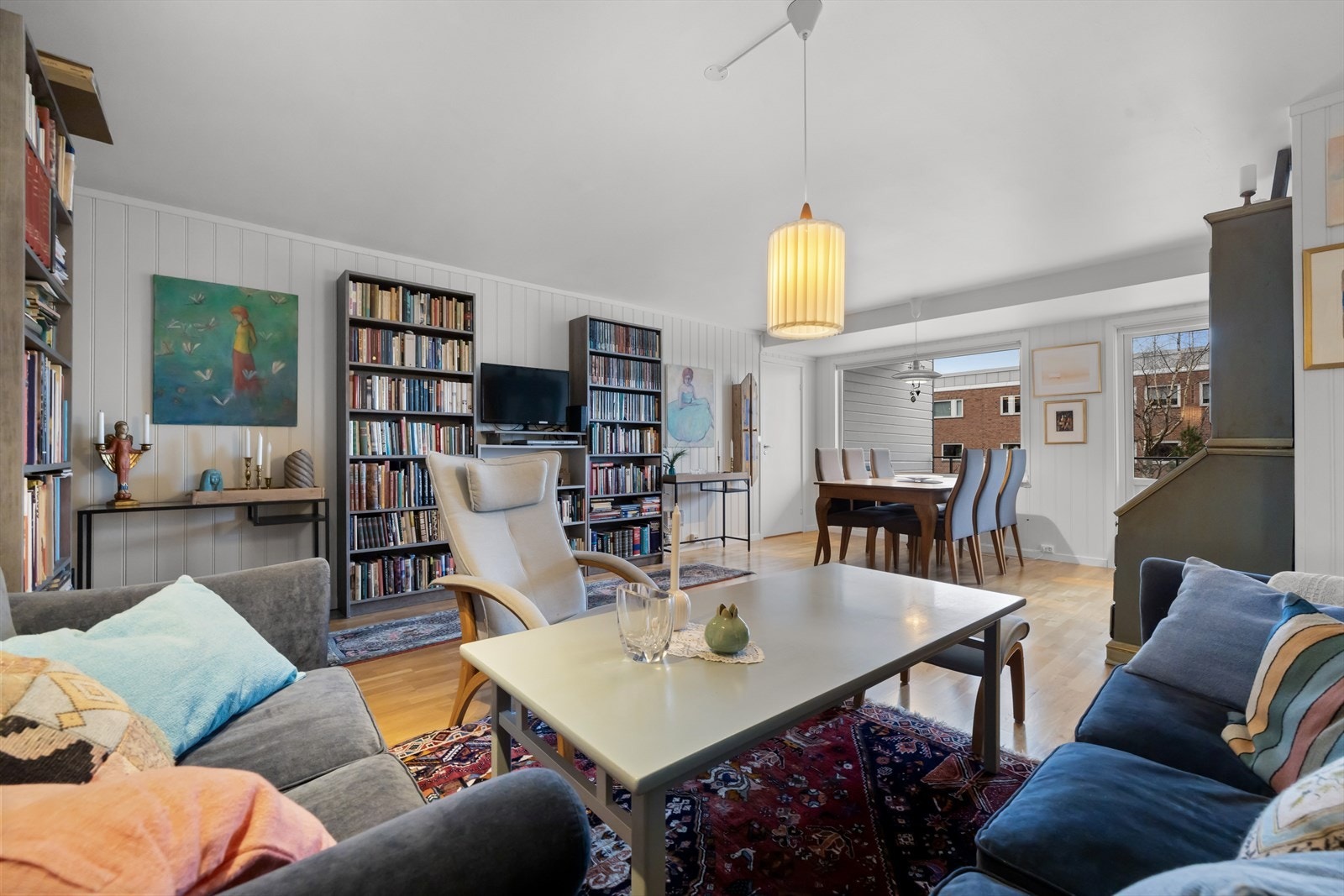 Stuen er malt i lys farge og har parkett på gulvet. Galleribilde