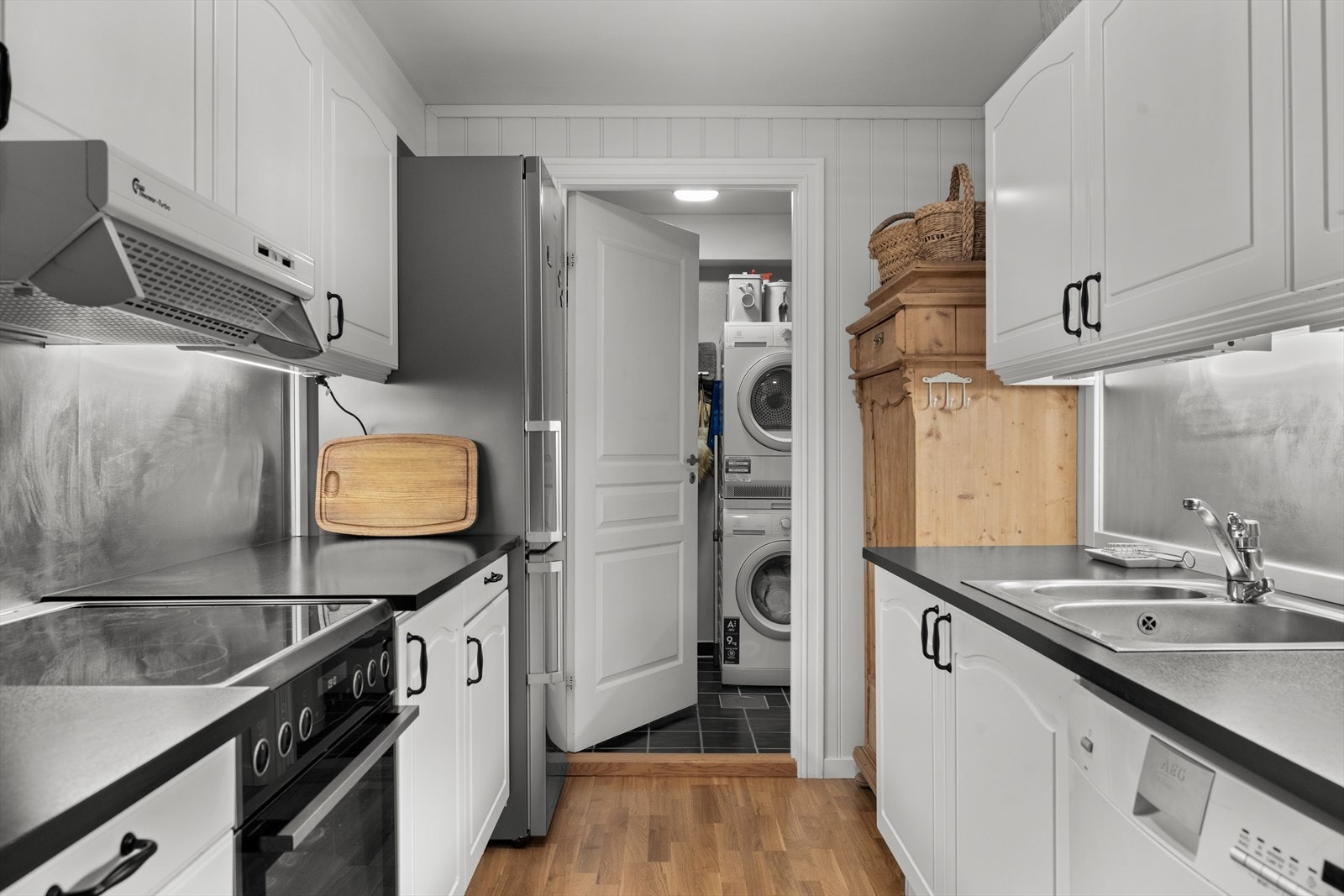 Innerst i rommet er det dør inn til innvendig bod/vaskerom. Galleribilde