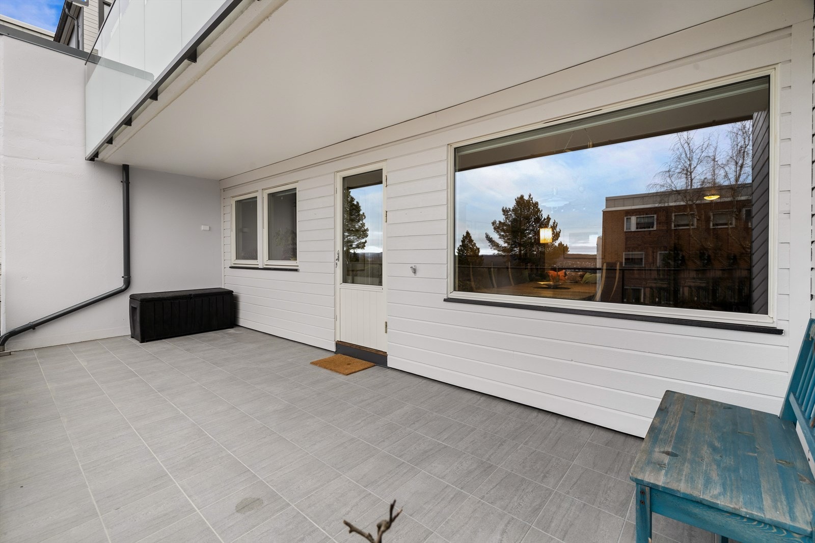 Terrassen vender mot vest og er på hele 18 kvm. Galleribilde