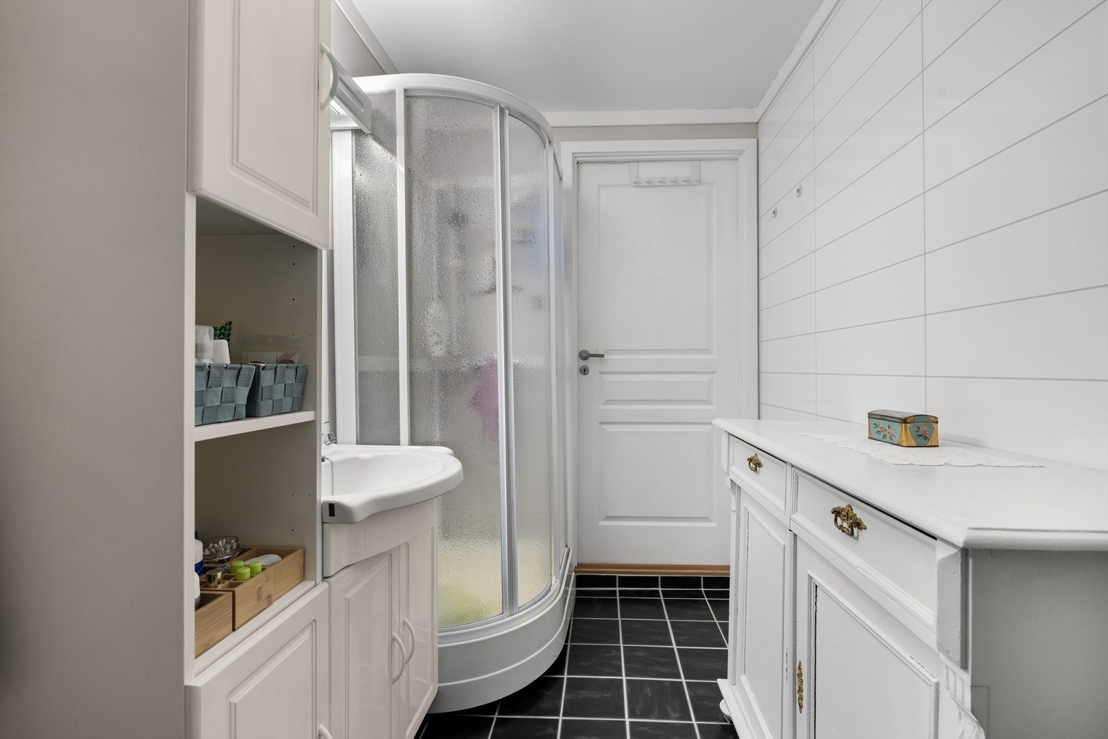 Badet er utstyrt med servant, toalett og dusjkabinett. Galleribilde