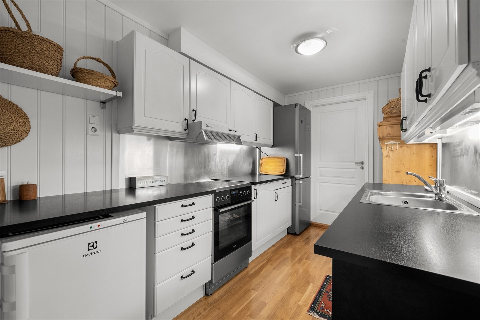 Pent og praktisk kjøkken med god lagringsplass. Galleribilde