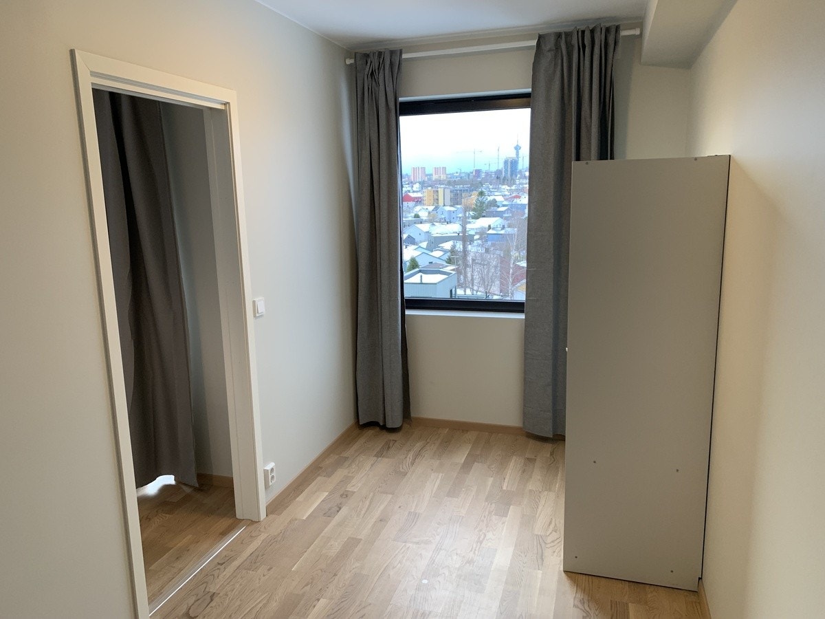 Soverom med klesskap og nye rammemadrasser og overmadrass. Galleribilde