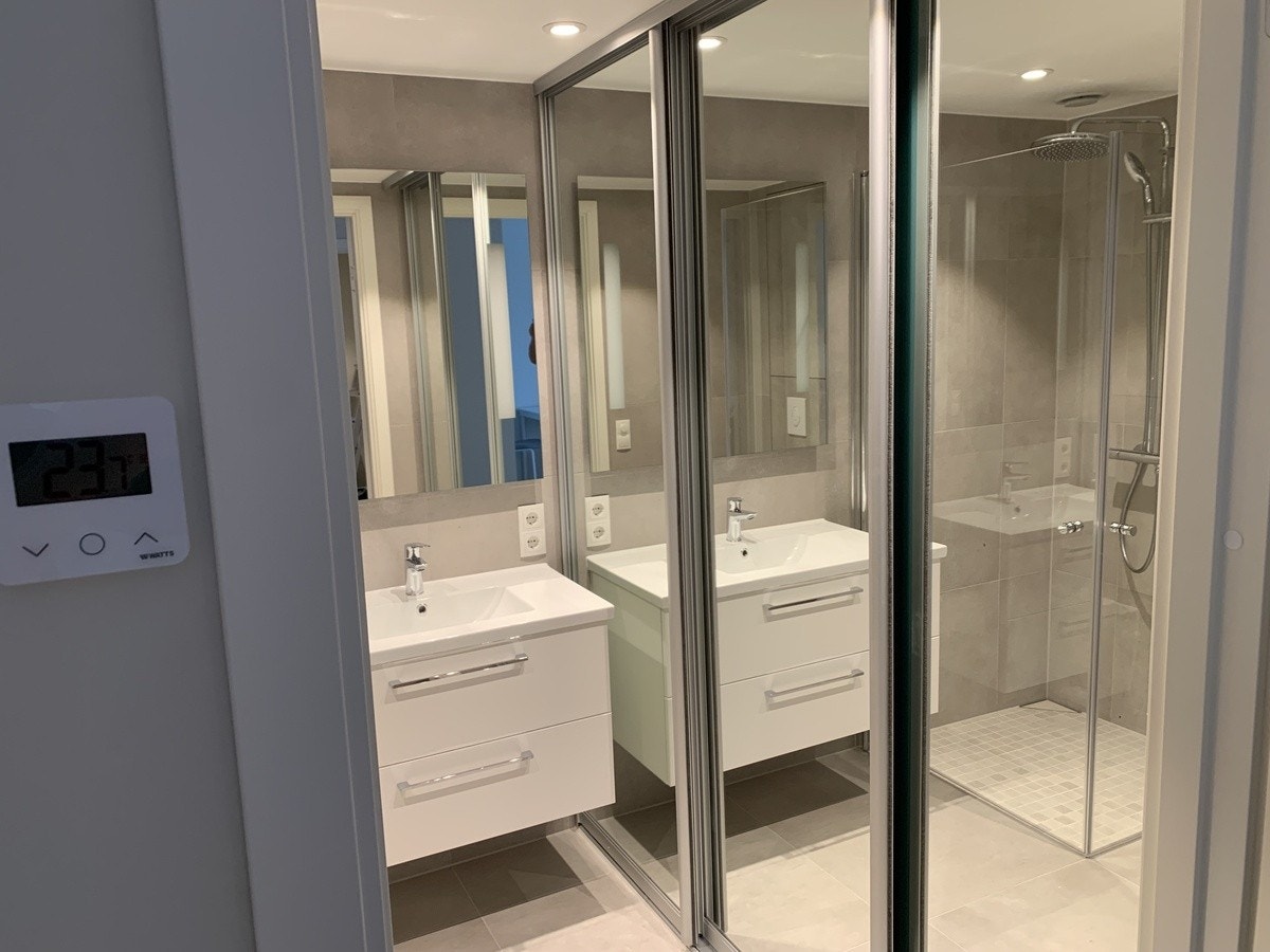 Bad med skyvedørsnisje for vaskemaskin Galleribilde