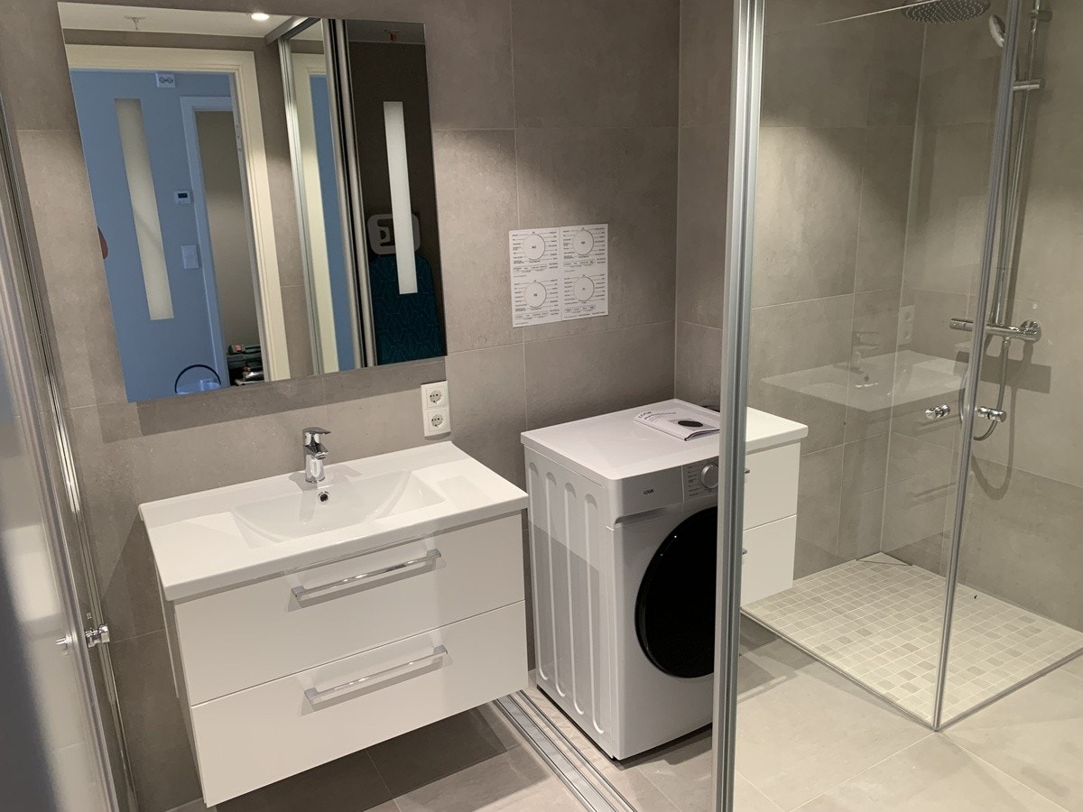 Bad med vaskemaskin Galleribilde