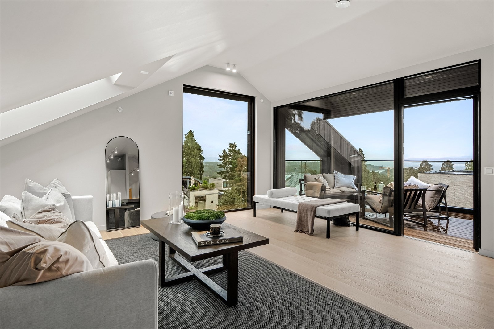 En delikat topp- og utsiktsleilighet fra 2024 på et høydedrag! Leiligheten har et gulvareal på 139 m² og har meget høy standard. 2 garasjeplasser og heis! Galleribilde