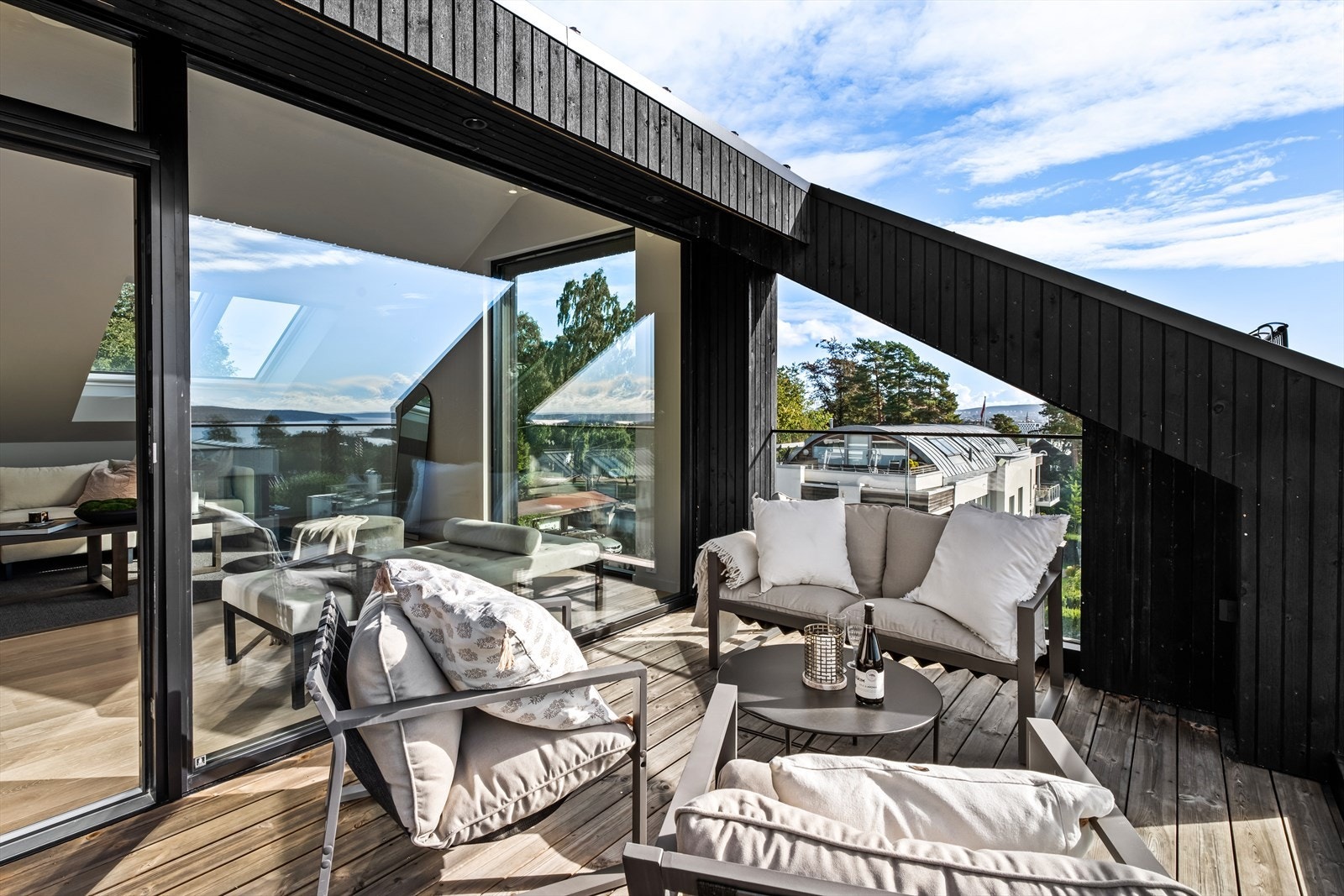 Stor solrik takterrasse på hele 10 m² med fantastisk sjøutsikt Galleribilde