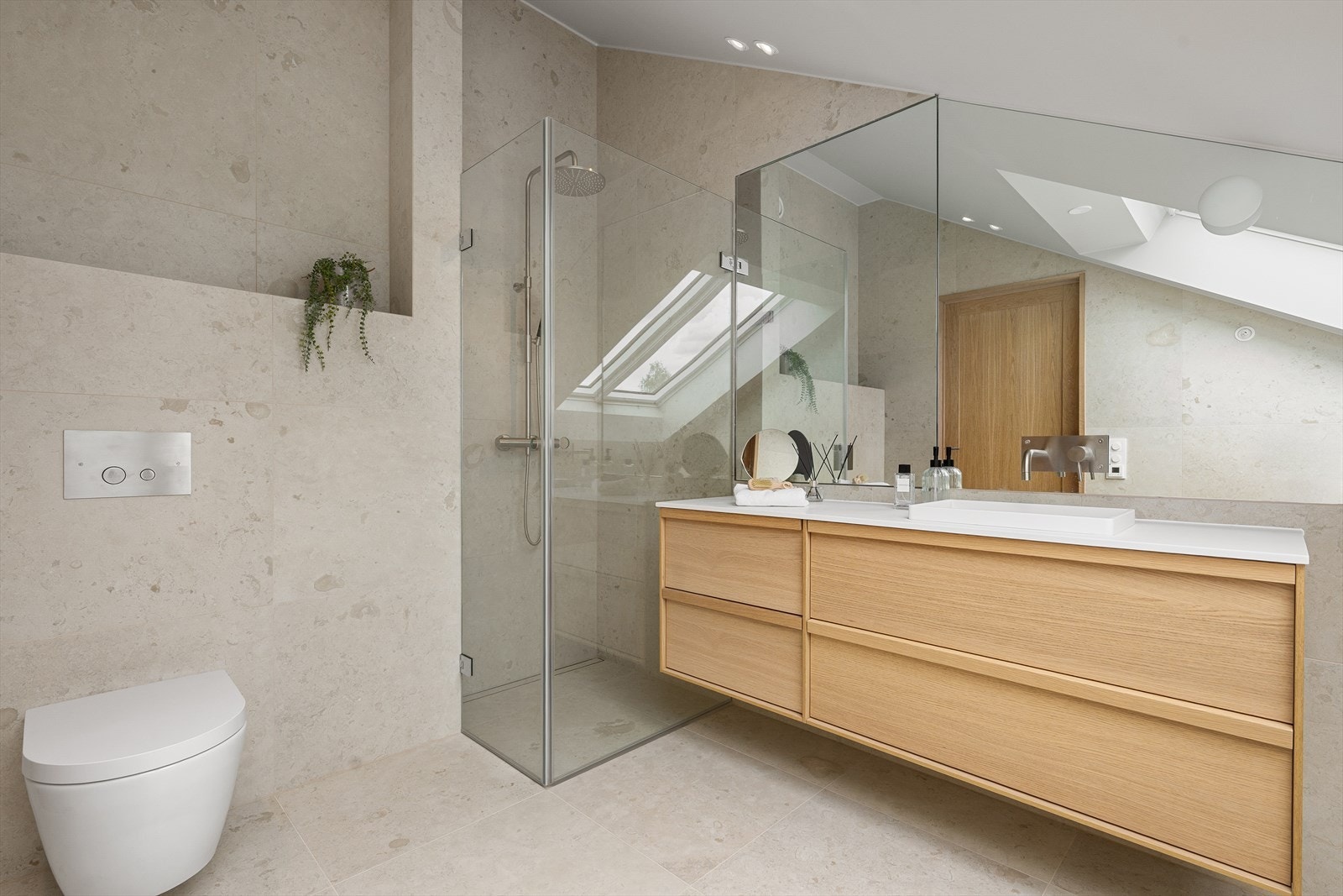 Bad en-suite - Baderommene er innredet med stilfulle og funksjonelle løsninger fra Haven og Duravitt Galleribilde