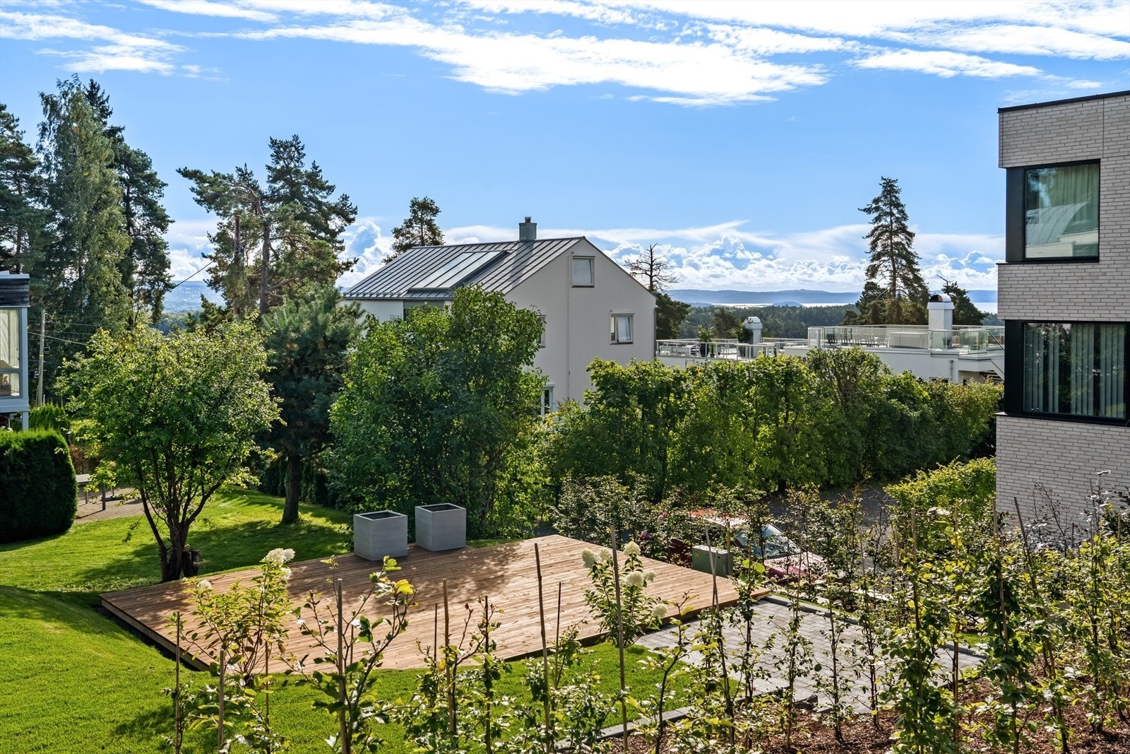 Området preges av vakre, grønne omgivelser med store trær, velholdte hager og en rolig atmosfære som gjør det ideelt for barnefamilier og de som ønsker å bo i et stille og naturskjønt område Galleribilde