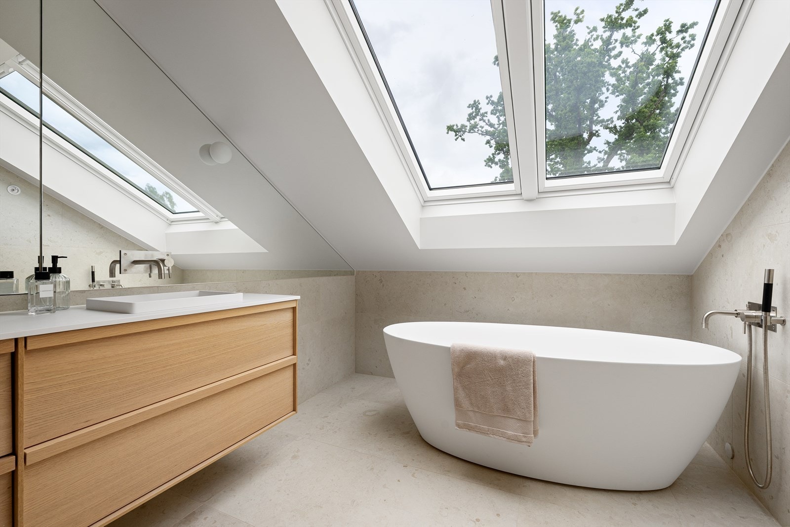 Baderommet forener form og funksjon på en svært elegant måte Galleribilde