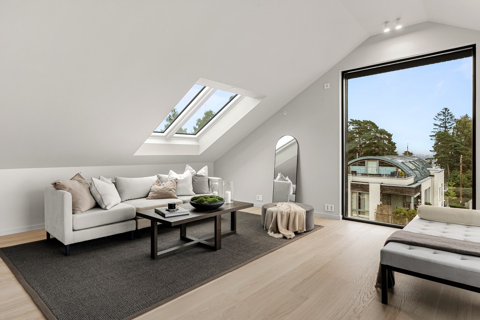 Leiligheten har store vindusflater som sikrer gode lysforhold og flotte siktlinjer Galleribilde