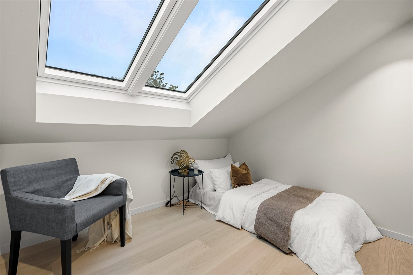 Boligens siste soverom har også god plass til seng med tilhørende nattbord og garderobe Galleribilde