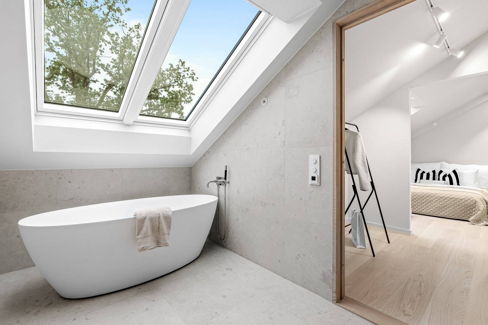 Badene er utstyrt med armaturer og utstyr fra de anerkjente merkene Tapwell og Duravitt, som sikrer høy kvalitet og lang levetid Galleribilde