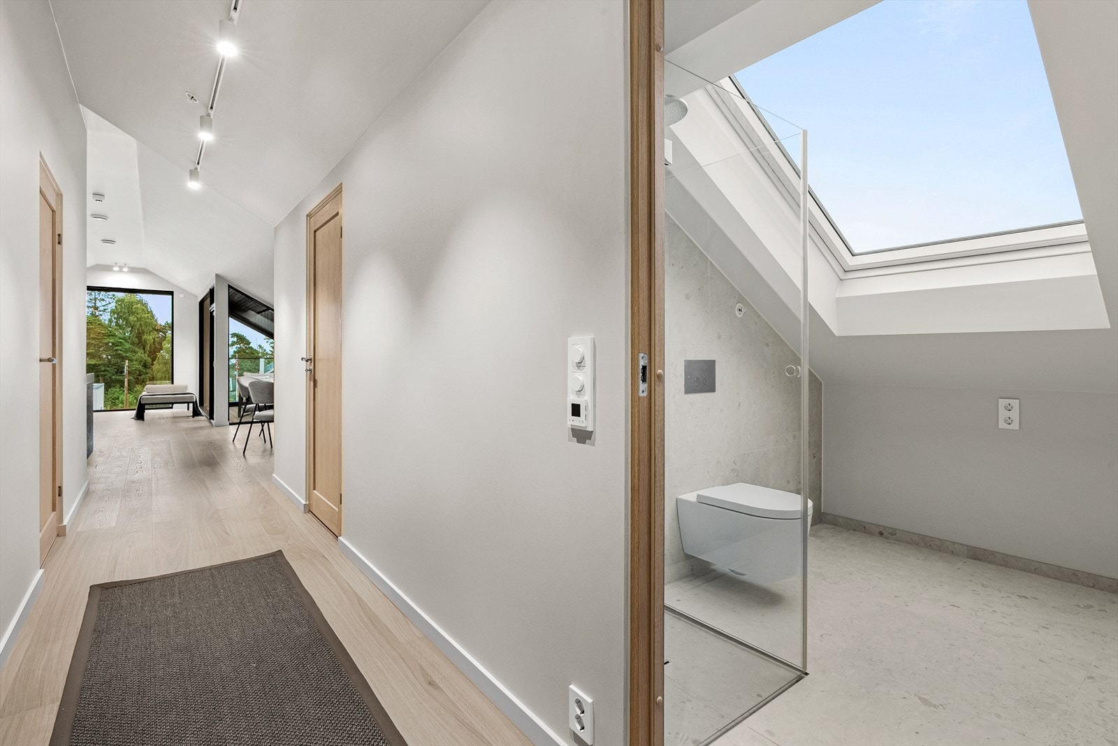 Leiligheten har en gjennomgående og god planløsning - Bad nr. 2 med dusjnisje, vegghengt wc og servant Galleribilde