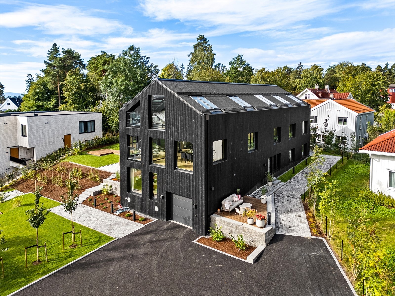 Sameiet har pent opparbeidede fellesarealer - 2 medfølgende garasjeplasser med asfaltert innkjørsel Galleribilde