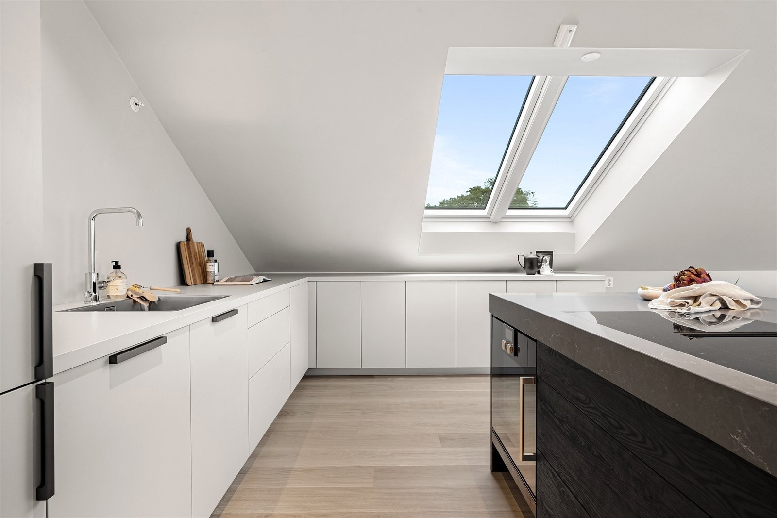 Kjøkkenet er utstyrt med topp moderne, integrerte hvitevarer fra Gaggenau, som kombinerer høy funksjonalitet med elegant design Galleribilde