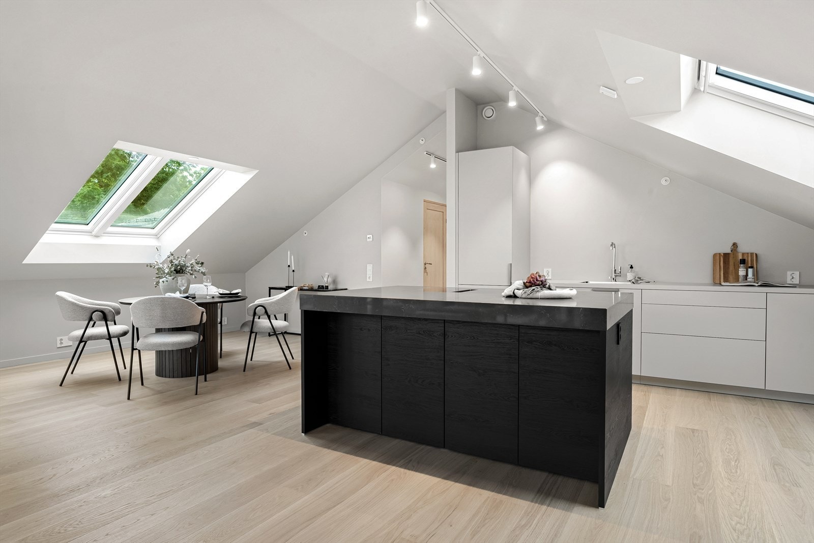 Det stilrene kjøkkenet er levert av Poggenpohl, én av verdens eldste og mest anerkjente kjøkkenprodusenter, kjent for sine innovative løsninger og uovertrufne kvalitet Galleribilde