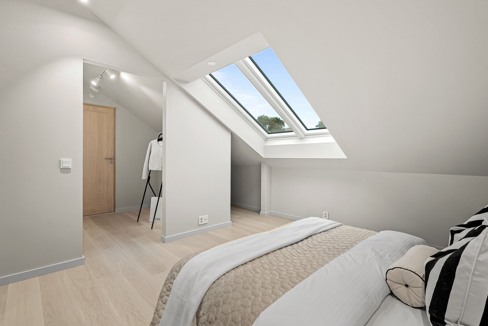 Hovedsoverommet byr på eksklusivitet med egen walk-in garderobe og eget baderom Galleribilde