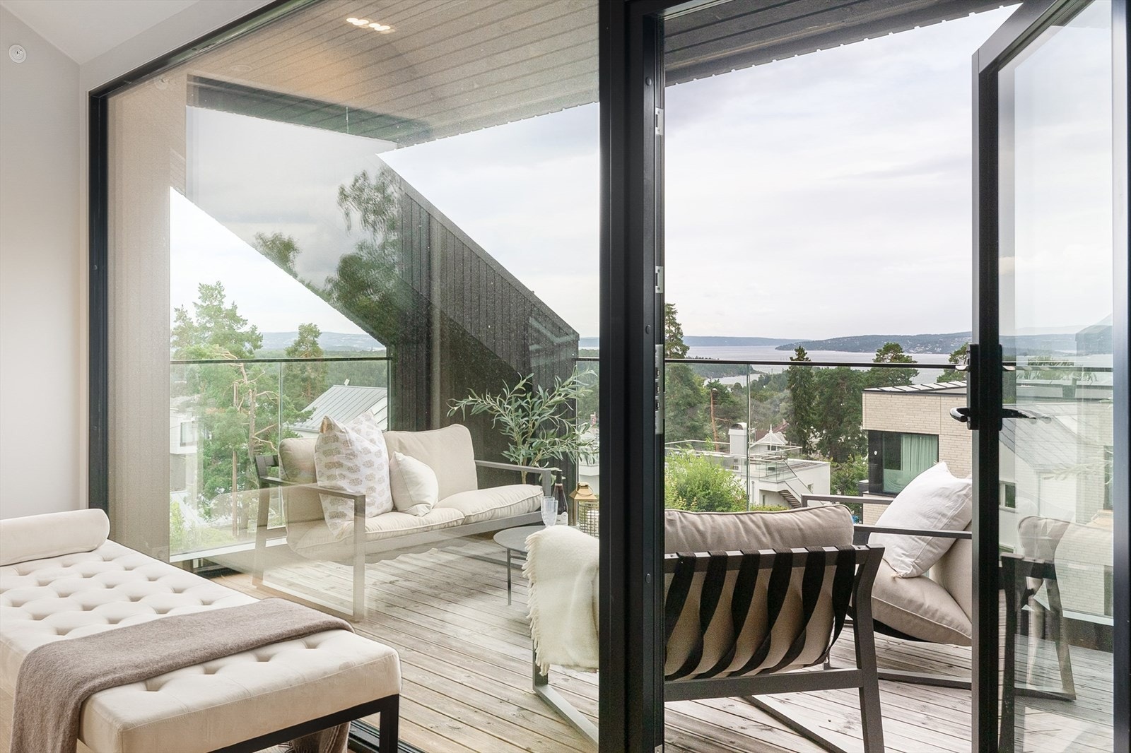 Fra stuen har du direkte utgang til leilighetens private takterrasse Galleribilde