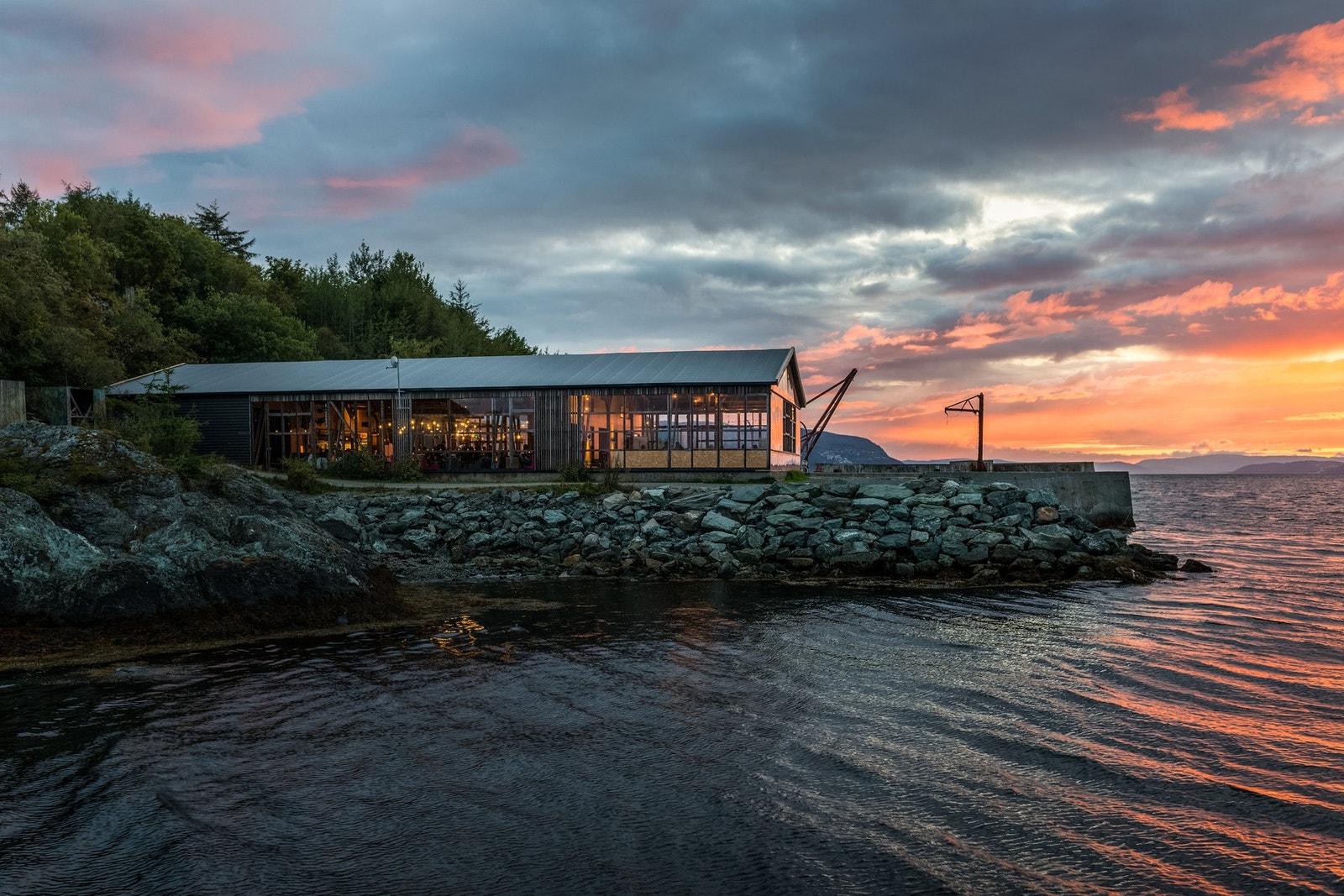 Lade byr på en rekke muligheter med kjøpesentre i umiddelbar nærhet og flere serveringssteder. Her ser man Ladekaia hvor det serveres mat, drikke og arrangerer quiz og konserter med jevne mellomrom. Galleribilde