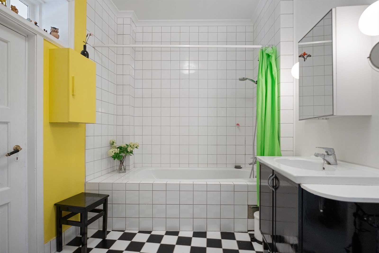 Romslig bad med elektrisk gulvvarme og opplegg for vaskemaskin. Galleribilde