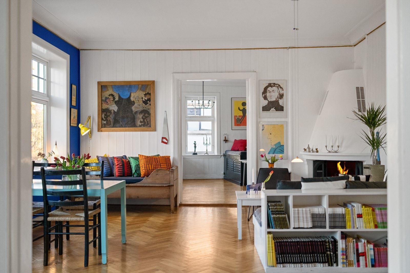 Her får du en gjennomgående planløsning med 4 rom i rekke, doble fløydører og lekker fiskebensparkett. Galleribilde