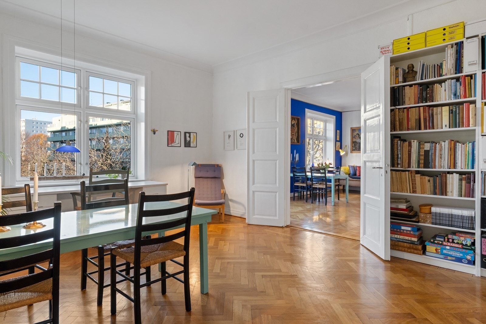 Leiligheten har luftige, store rom, som sammen med de store vinduene med dype karmer gir god romfølelse og et ærverdig preg. Galleribilde