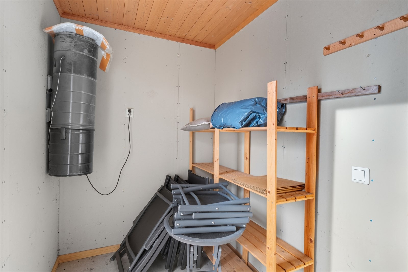 Bod i garasje. Galleribilde