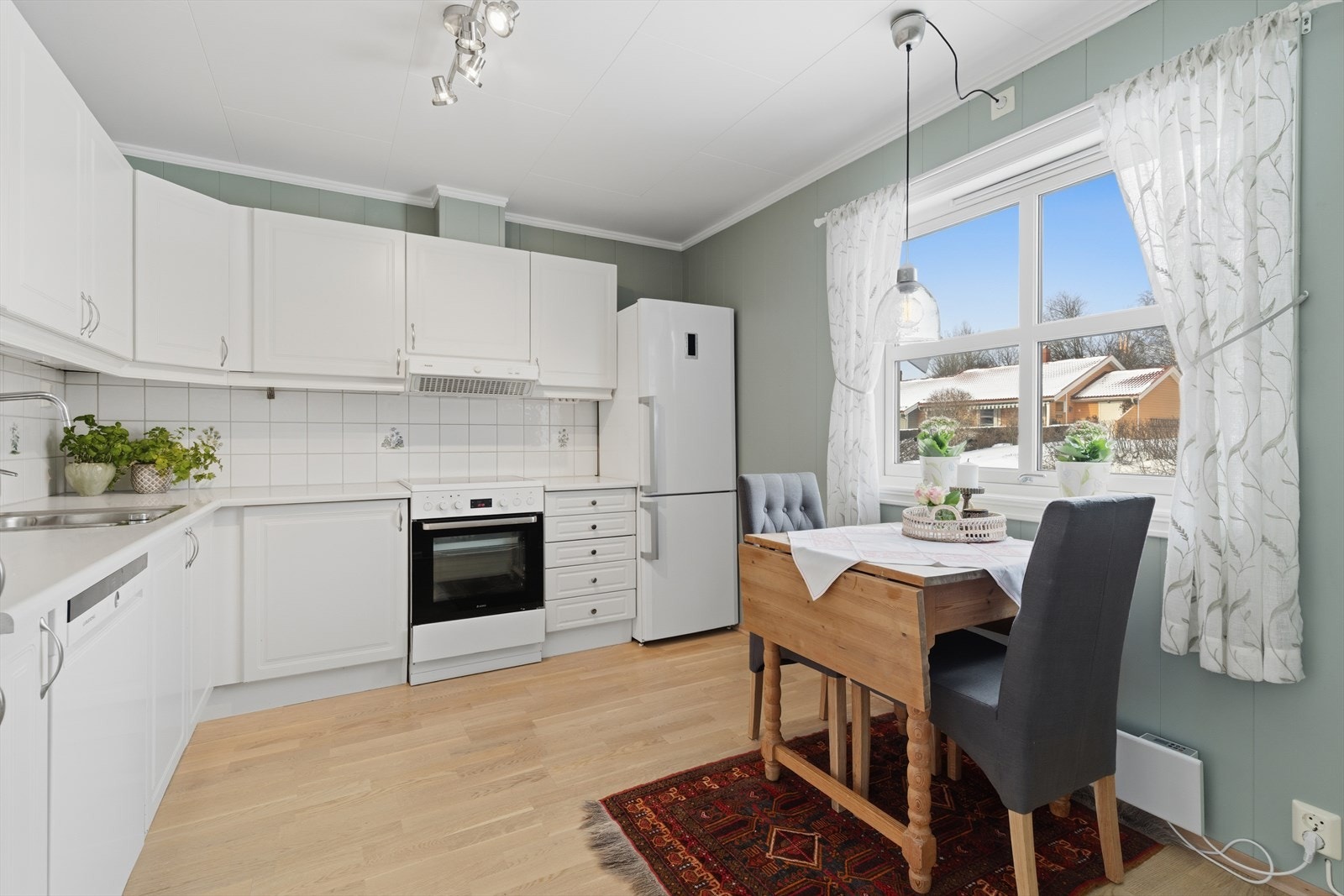 Adskilt kjøkken hvor det er rikelig innredning og hyggelig plass for spisebord. Galleribilde