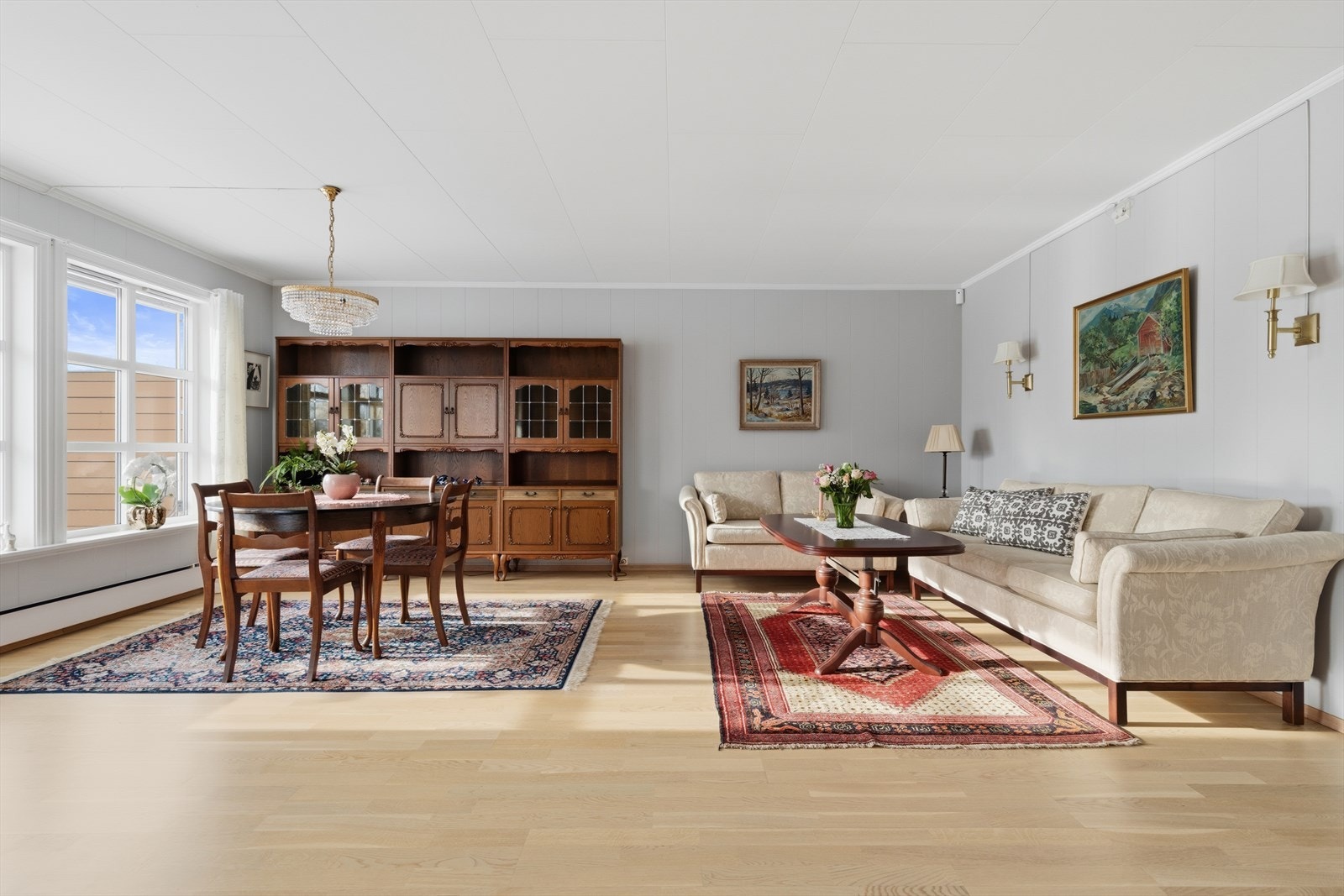 Stuen er et møbleringsvennlig rom hvor de høye og dype vinduene samt terrassedøren gir godt innslipp av naturlig dagslys. Det er god plass til både spisestuemøblement og sofa-/loungmøbler. Galleribilde