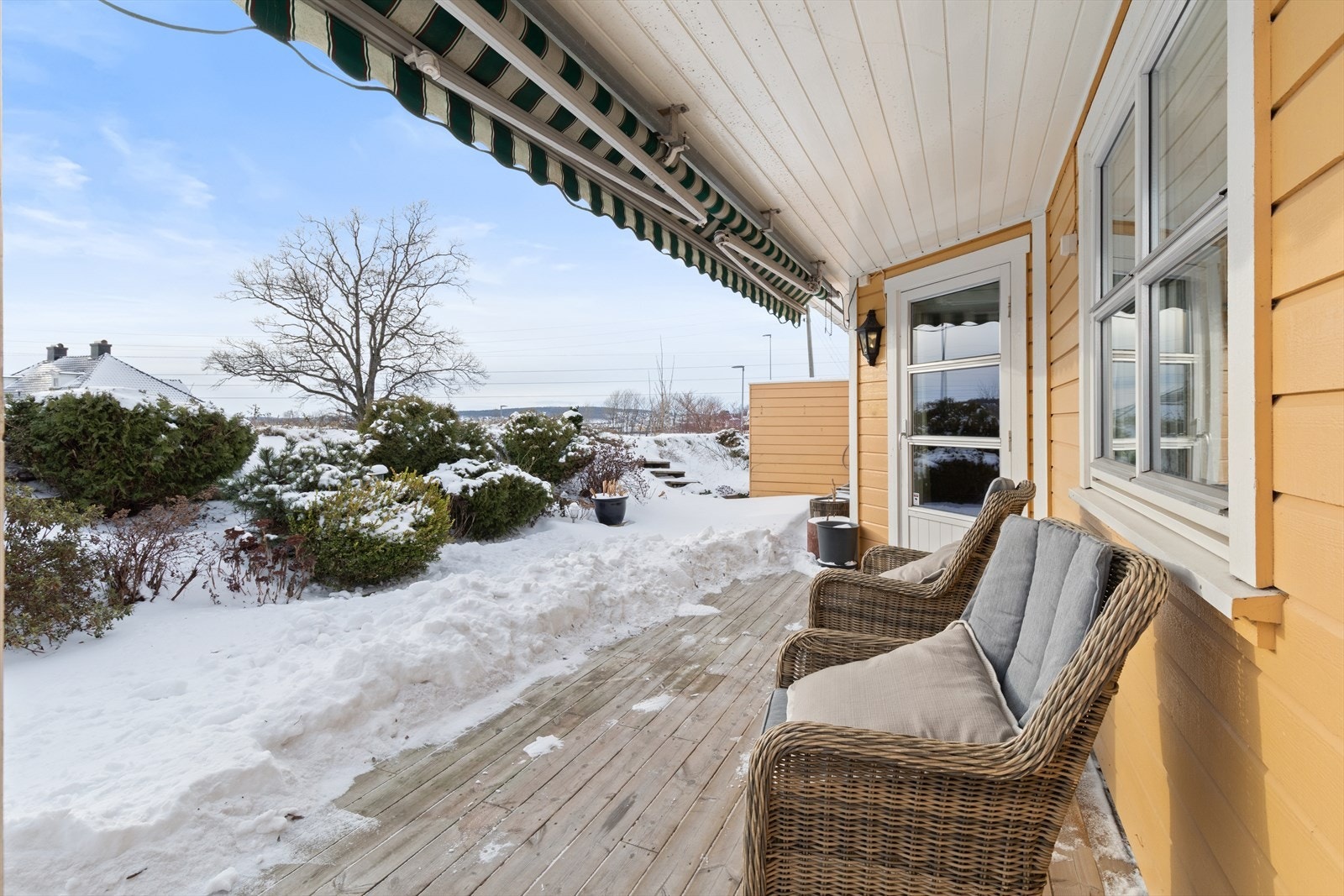 Denne romslige og solfylte uteplassen blir som en forlengelse av stuen i sommerhalvåret. Delvis overbygg, levegg og ikke minst markise gjør at terrassen kan benyttes ved ulike værtyper. Markisen har utskiftet duk fra 2014. Galleribilde