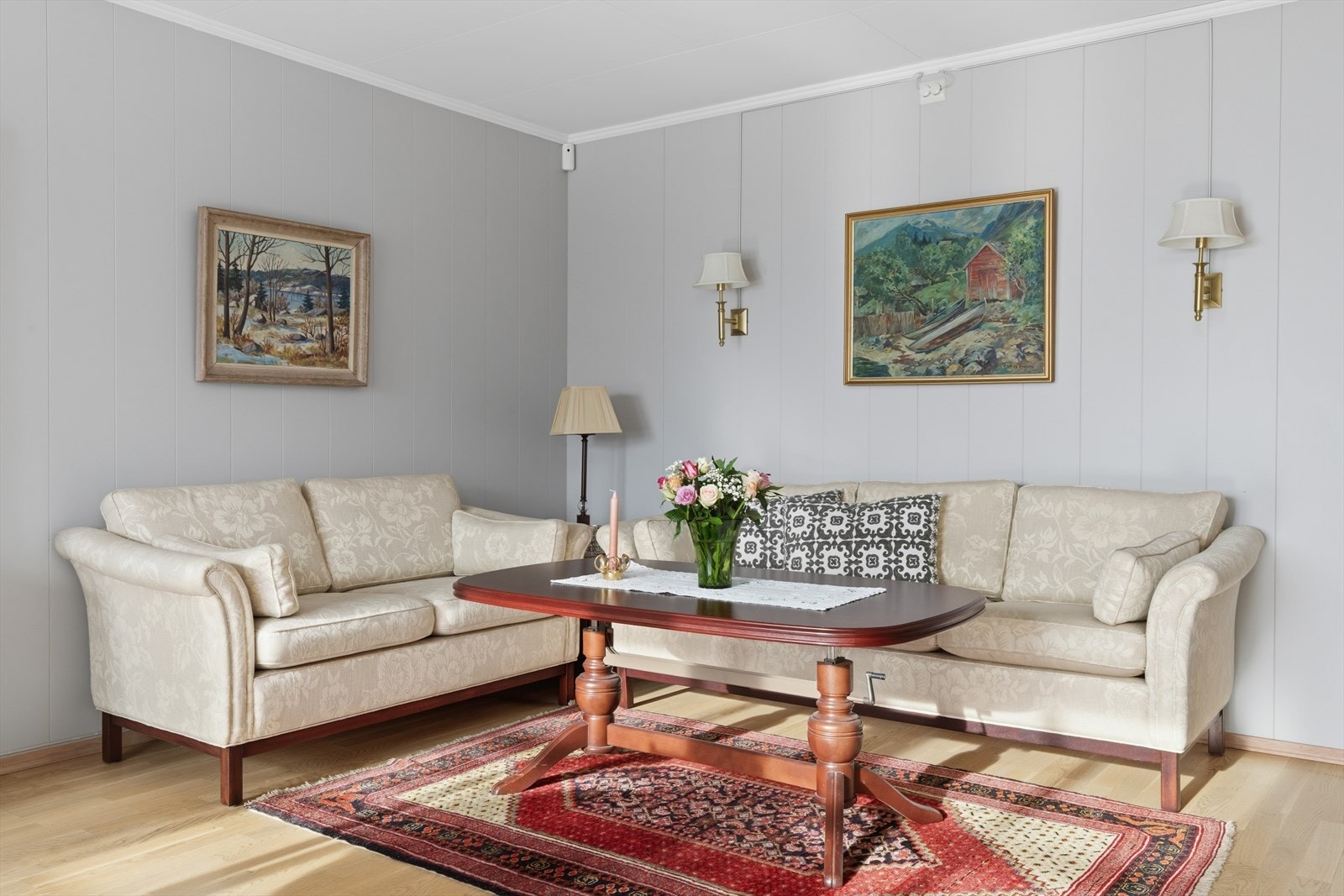 Alle innervegger i boligen boligen har veggplater som er malt i lyse, trivelige og gjennomtenkte farger. Innerveggene, i kombinasjon med utstrakt bruk av hvite takplater i himlinger, sørger for et helhetelig interiør som faller i smak hos de fleste. Galleribilde