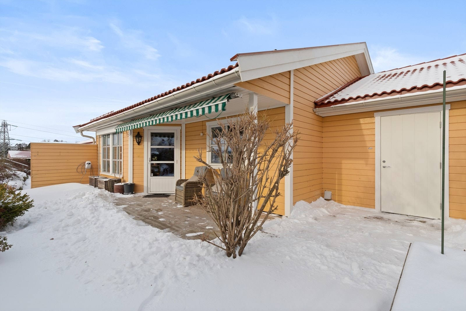 Det er terrasse på ca. 32 m² ut for stuen mot syd hvor det er god plass til ulike utemøbler og sone for plassering av for eksempel utegrill. Galleribilde