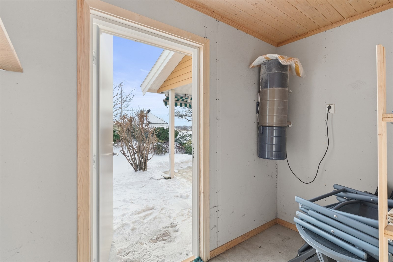 Innerst i garasjen er det en adskilt bod på ca. 5 m² med god oppbevaringsplass. Galleribilde