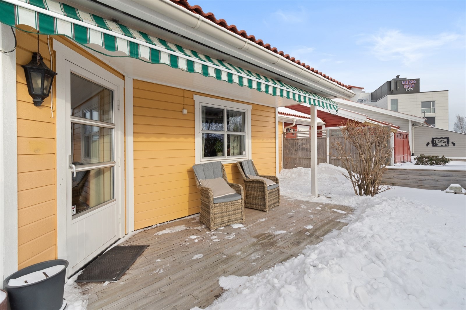 Solforholdene er fine, og lange soldager kan nytes på terrasser på hver side av huset og i hagen. Galleribilde