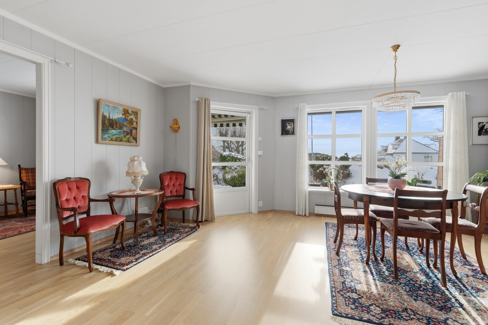 Det er fin nærkontakt med uterommet hvor den store terrassen fra 2021 utenfor stuen blir for øvrig nærmest som en "ekstra stue" i sommerhalvåret. Galleribilde